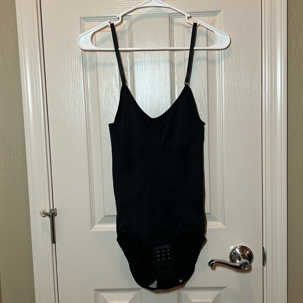 Shape wear body suit. Black. Medium.